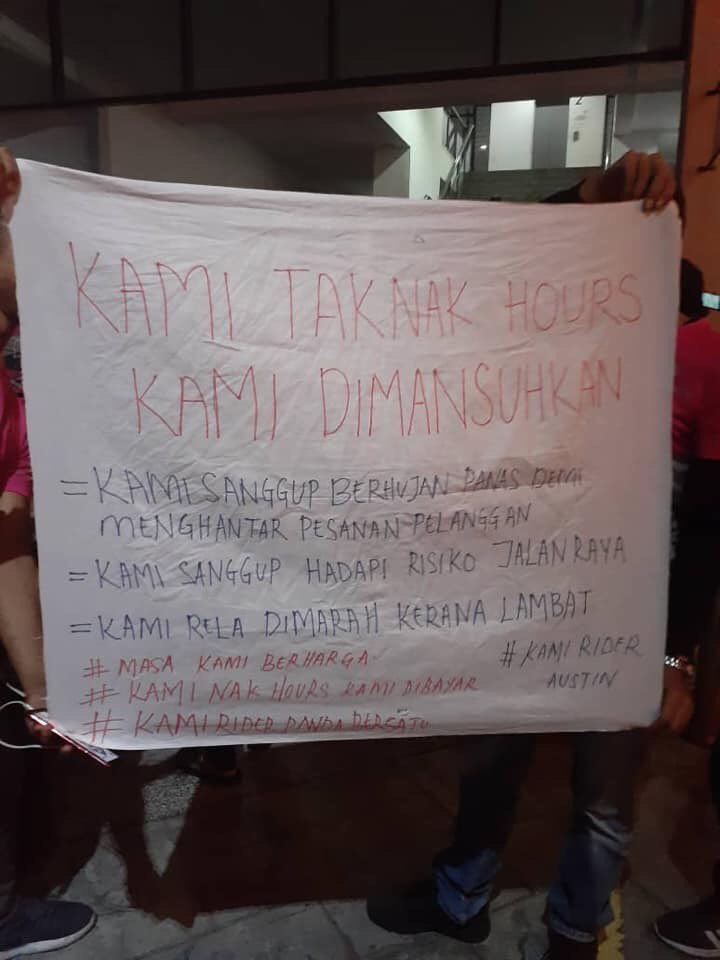 786akah's tweet photo. Penuh rider foodpanda dekat southkey malam ni buat mogok dan bantahan https://t.co/W2o08y4bVC