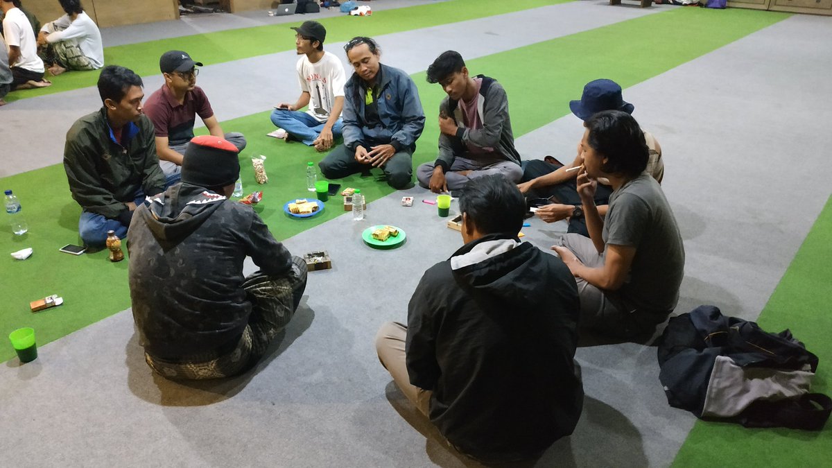 suluksurakartan's tweet photo. Membentuk 2 kelompok kecil utk diskusi
#SSSept https://t.co/apkkBtxj3t