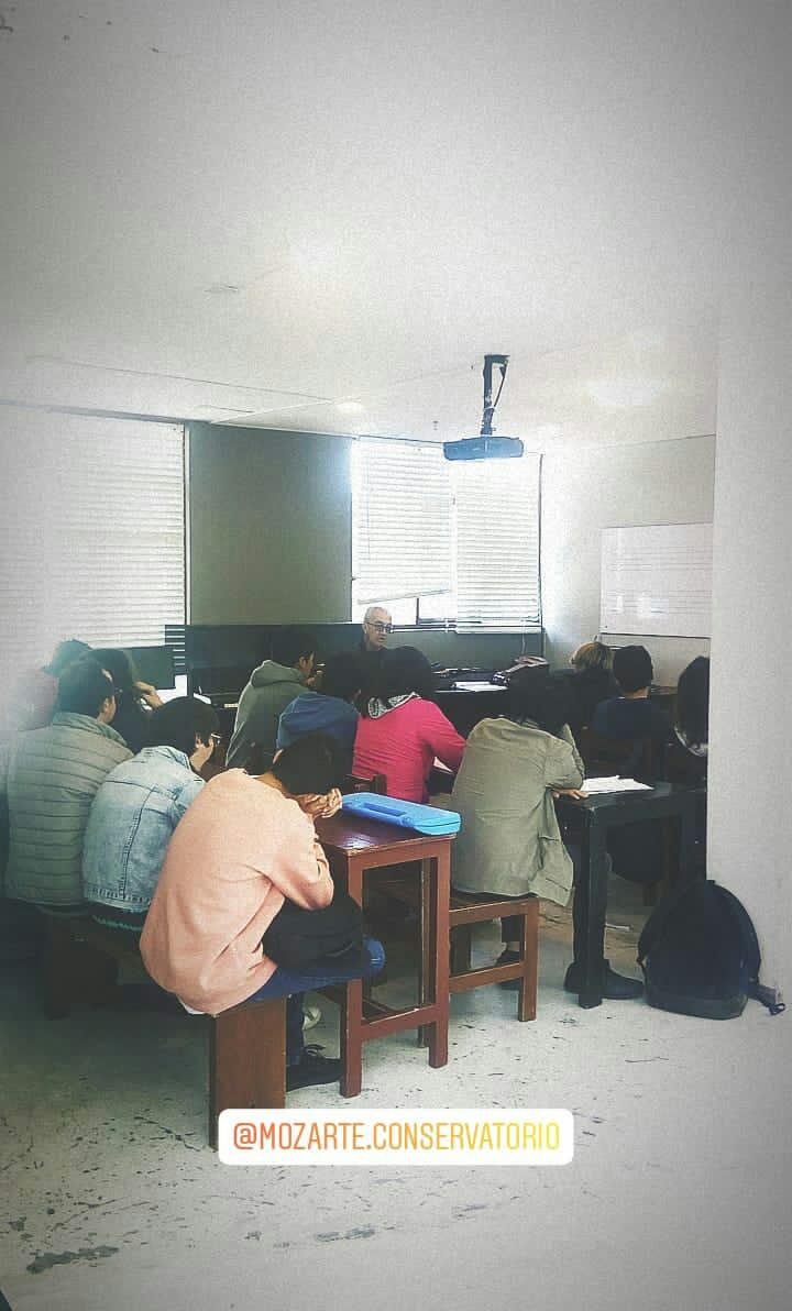 El maestro Héctor Valero, compositor y contrabajista del grupo <a href="/GRaicesdeVzla/">Raíces de Venezuela</a> nos habla de su experiencia musical en <a href="/mozartequito/">MozarteConservatorio</a>