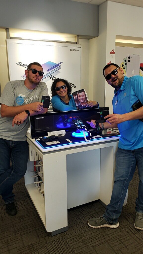 Nickbecker85's tweet photo. Come check out the new Samsung Fold Exclusively at Jamaica Bay in Fort Myers!! #samsungfold #westsidebestside #OneFla @ReanTaube @MilagrosMontout @Bronson2017 @BestoftheWestFL https://t.co/dpCmJa1klZ