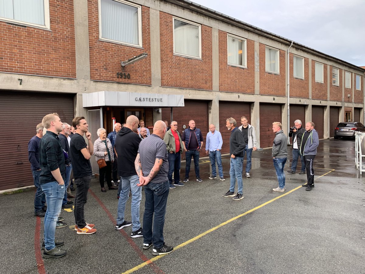 DBU Fyn og vores mangeårige samarbejdspartner Albani har inviteret 80 fynske fodboldfolk til frivillig fredag på bryggeriet. Der er rundvisning, smagsprøver, biksemad, fodboldquiz afsluttende med foredrag med Sepp Piontek. Tak for hjælpen til alle frivillige og Albani. ⚽️⚽️