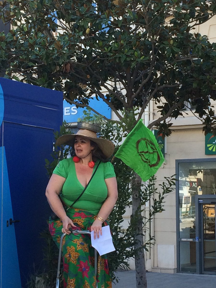 #Marseille #Eelv Nous avons interpellé <a href="/MartineVassal/">Martine Vassal</a> Comment voter un plan #climat métropolitain &amp; s’entêter dans des climaticides projet d’autoroute urbaine avec le Bd #UrbainSud qui menace une pinède et va générer + de pollution avec 42000 voitures / jour #desparolesetdesactes