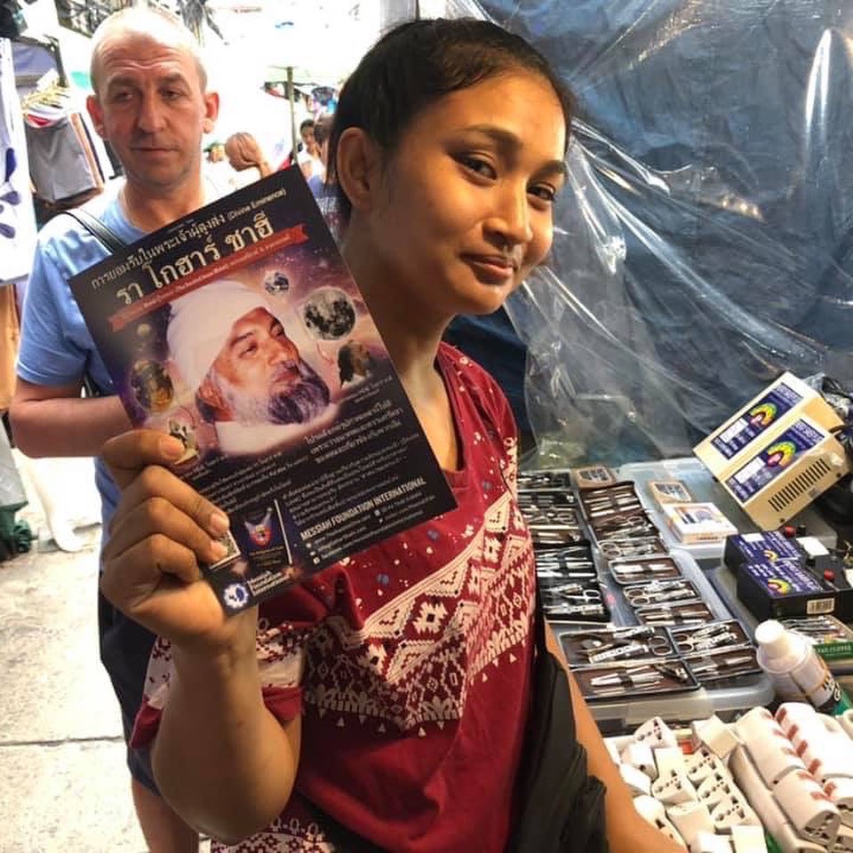 ALRA_TV's tweet image. Our delegates have been spreading the message of divine love in #Pratunam, #Bangkok, #Pattaya, Phuket, Mo Chit, Pleonchit, Chutuchak, Thanon Phaya Thai and Makkasan in #Thailand 🇹🇭⁣