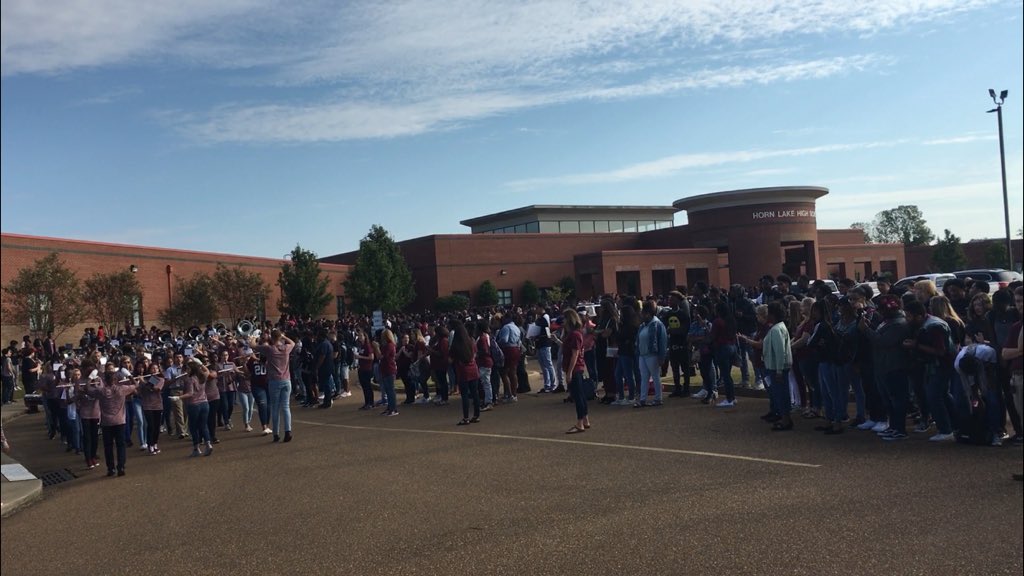 HlhsT's tweet photo. 🦅🏈Great Job HLHS BAND @EaglesHLHS #timetoflyHL #soareagle https://t.co/k9PHhS4fJv