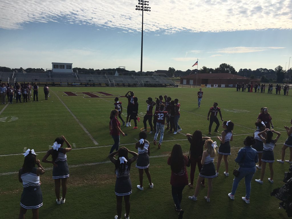 HlhsT's tweet photo. 🦅🏈Great Job HLHS BAND @EaglesHLHS #timetoflyHL #soareagle https://t.co/k9PHhS4fJv