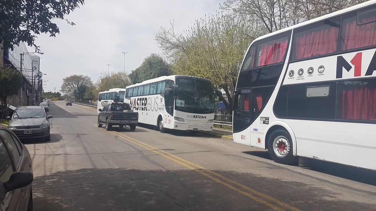 AVBPP's tweet photo. Una nueva en Zufriategui y España... ahora los colectivos #MasterBus estacionan ahi durante horas 🤔 porque si.. y encima CONTRAMANO @transitomvl @DAntinolo @ComunidadVL https://t.co/Dl53Du1vgd