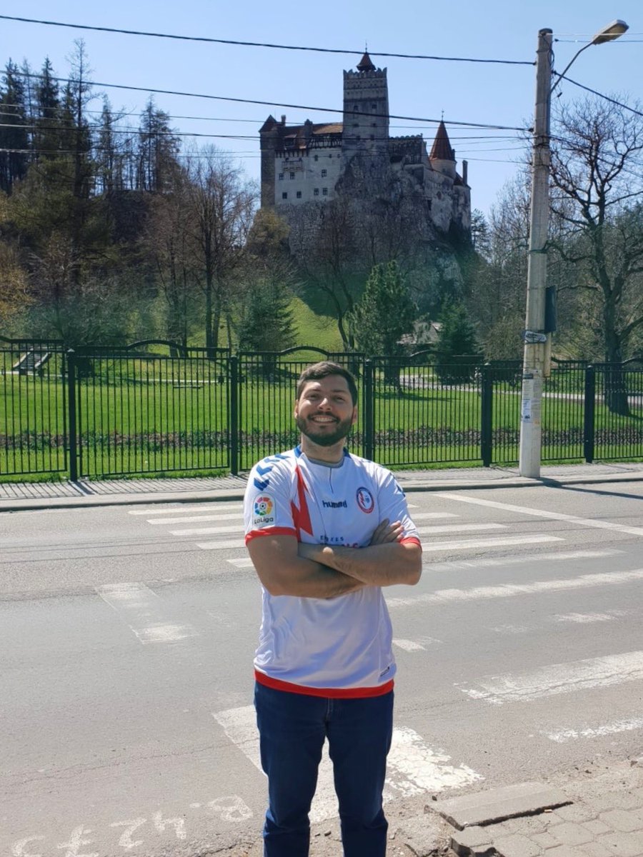 PePorrass's tweet photo. Castillo de Bran (Castillo de Dracula) Rumania #ElRayoPorElMundo https://t.co/wgdgp3yTtK