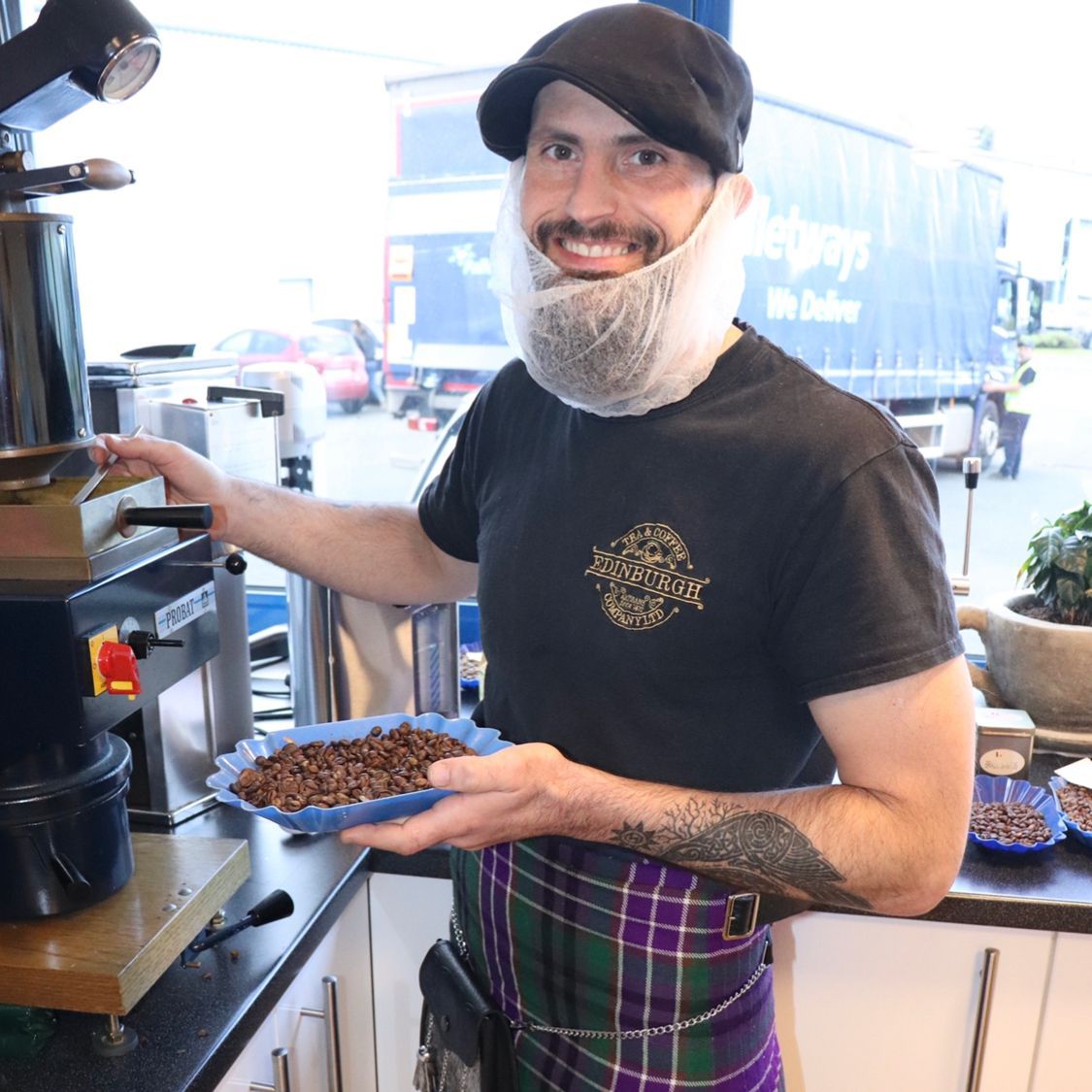 ETCC_UK's tweet photo. me....’coz it’s #Friday 😂😝☕️👌🧡
#kiltroaster
#kilt
#scotsman
#lifeofaroaster
@probatroasters
@RoastMagazine 
@scauk https://t.co/mqZBtErBUM