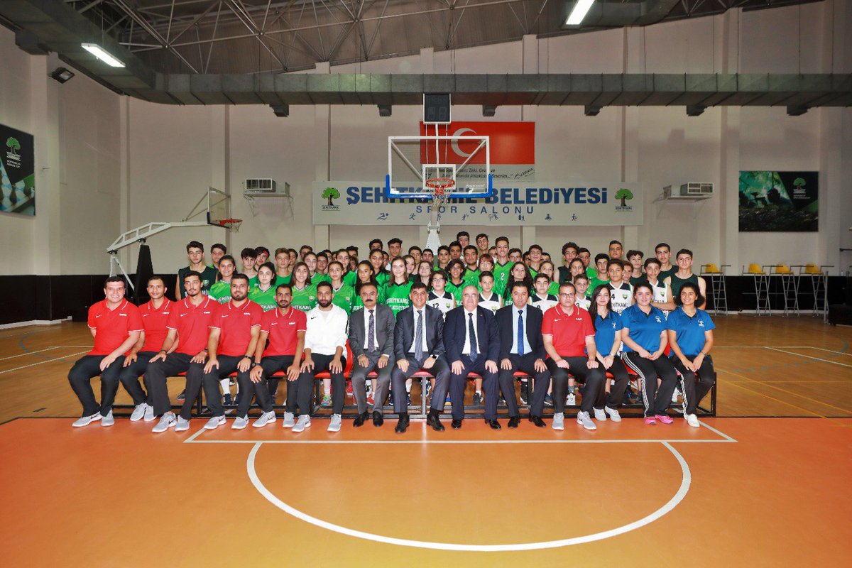 rfadiloglu's tweet photo. 📌Sporcu öğrencilerimiz, parke üzerinde sergiledikleri başarılar ve spor burslarıyla akademik hayatlarını sürdürüyorlar.👍

Tüm sporcularımıza sportif, akademik ve sosyal yaşamlarında başarılar diyorum.🏀👏 https://t.co/p4ZZHJZ4vm