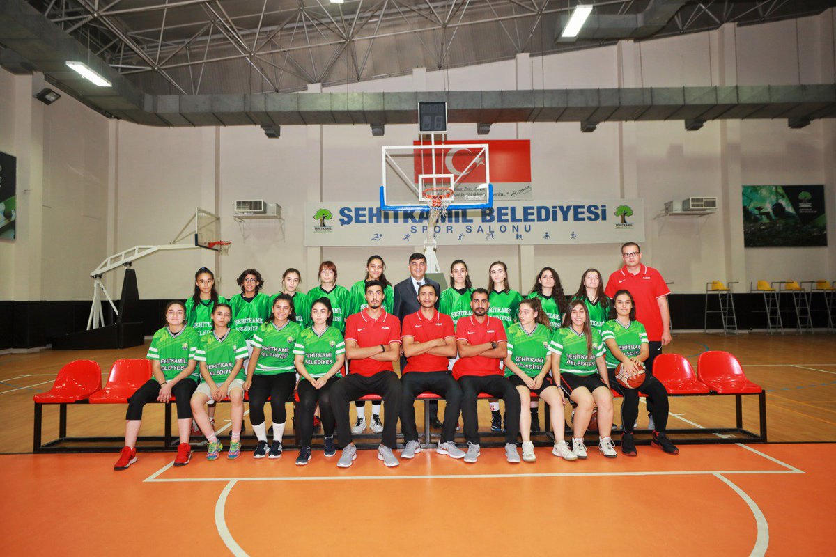 rfadiloglu's tweet photo. 📌Sporcu öğrencilerimiz, parke üzerinde sergiledikleri başarılar ve spor burslarıyla akademik hayatlarını sürdürüyorlar.👍

Tüm sporcularımıza sportif, akademik ve sosyal yaşamlarında başarılar diyorum.🏀👏 https://t.co/p4ZZHJZ4vm