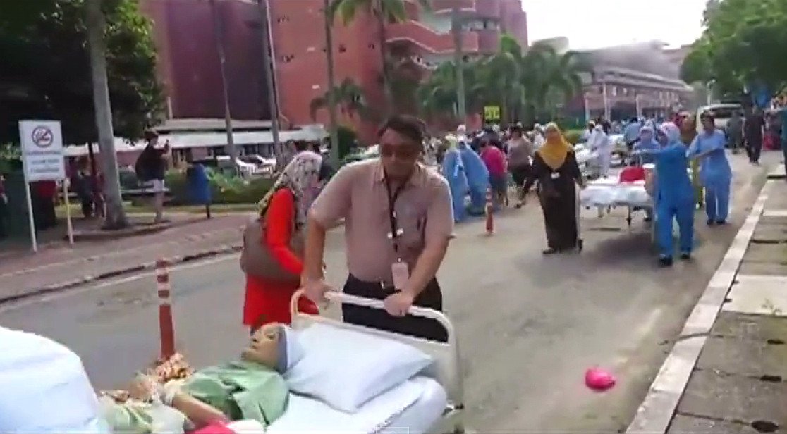 sfe2016dublin's tweet image. In #Hospitals, The #FireDefenceStrategy Must Always Be To #ProtectInPlace. Patient #Evacuation, As Shown, Is Highly Hazardous &amp;amp; Unacceptable !

What Happens When A Patient Is In An #ICU ... Or It Is Dark, Raining &amp;amp; Freezing Outdoors ??? 

#SFE #PersonCentredDesign #PatientSafety