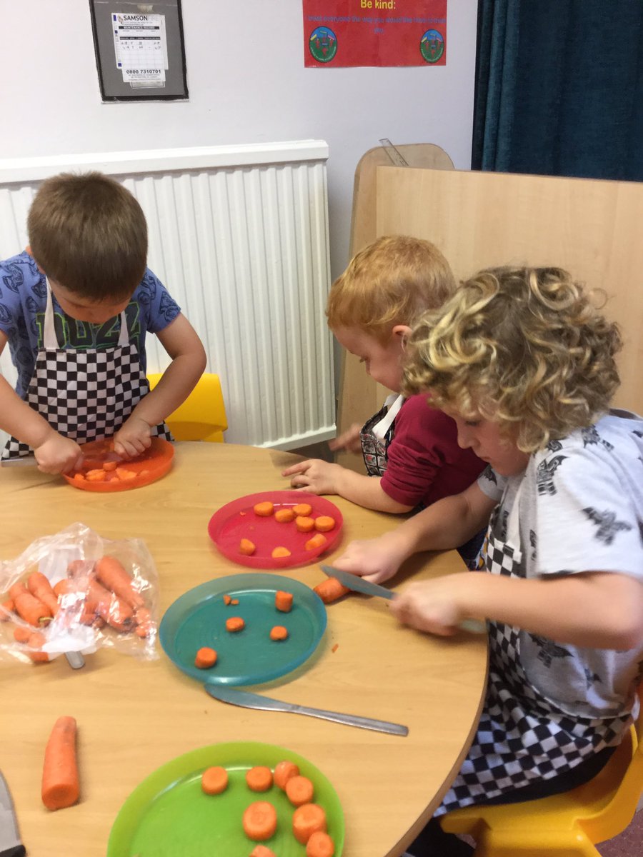 MD_Class1's tweet photo. Lots more scrumptious soup this afternoon. We definitely know our fruit and vegetables now! Every child could tell Mrs Barrett they need 5 portions a day! Next week we will be making some delicious fruit snacks. @MD_MrsThompson #MD_science https://t.co/cp89zhXLpM