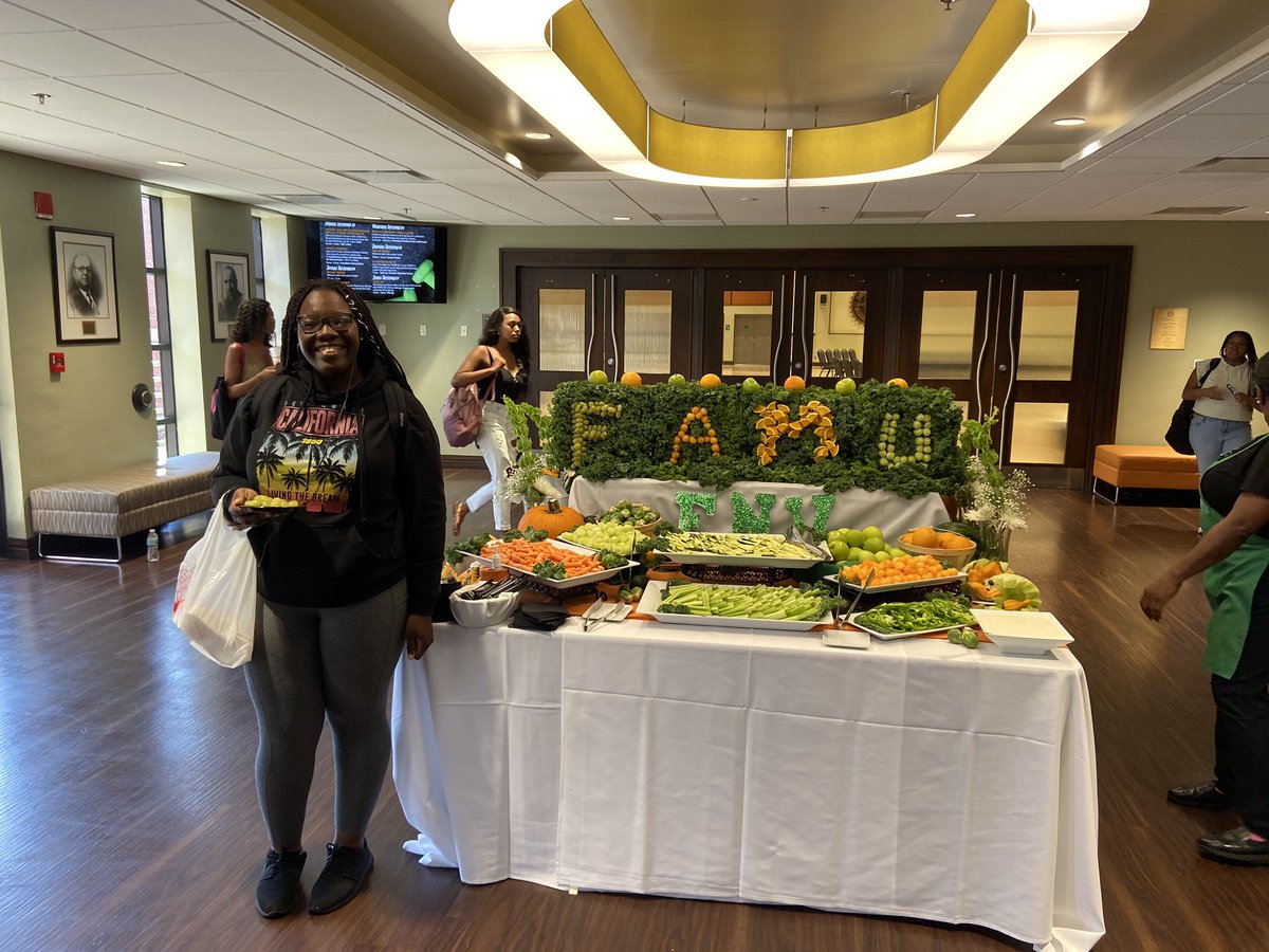 Do you love orange and green fruit as much as we do? #FNVFriday #HealthyCampus #HealthyRattler