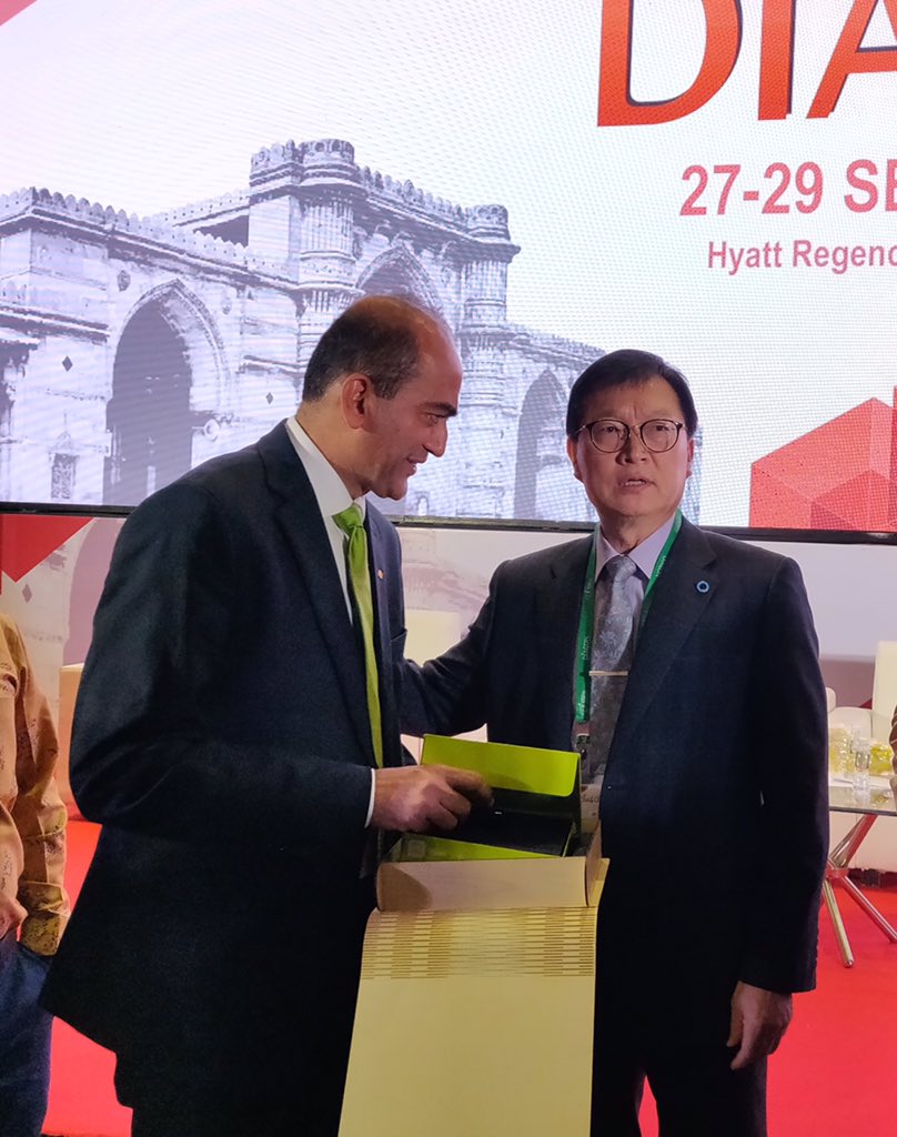 Rajpalsanjay1's tweet photo. #mylifeYpsoPump @DIACON 2019 IDF President
Mr.Nam H.Cho shows interest in #SwissMade Intuitive insulin pump system, with Dr Banshi Saboo #mylifeDiabetescare #EnjoySimplicity #Easytolearn #EasytoTrain #EssytoUse https://t.co/xwJMJsdIlx