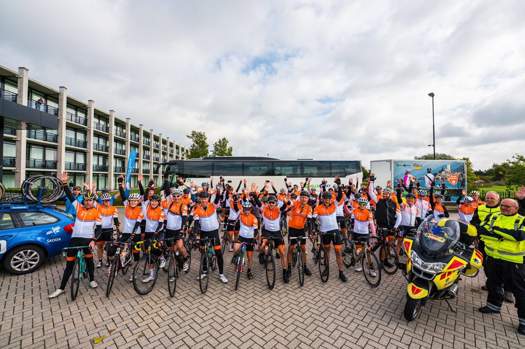 We zijn van start! Dit weekend fietsen we met het #OranjePeloton van Nederland naar het WK Wielrennen in Yorkshire! Samen sporten en samen supporten, dát is het Oranje Peloton! 🚴🏻‍♂️🚴🏼‍♀️🧡 #WKwielrennen #WKYorkshire #NLwint