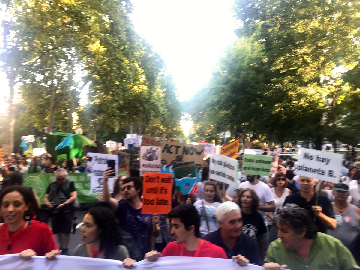 iDiarioES's tweet photo. Ahora en #Madrid masiva manifestación por la #HuelgaMundialPorElClima 
#schoolstrike4climate ✊🌎 @GretaThunberg
#AnteLaEmergencia #TodasPorElClima
#FridaysForFuture
#ClimateAction⠀
#ClimateStrike
#ClimateGlobalStrike
#Anticapitalismo https://t.co/cp5u9K2UMS