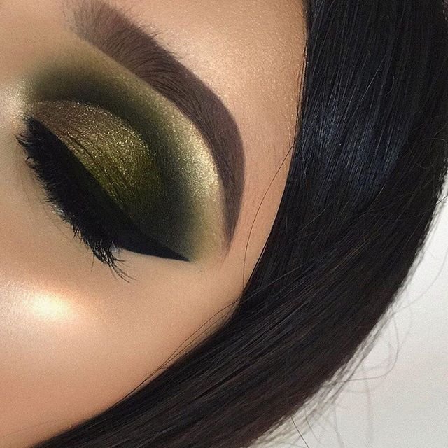 splashes_spills's tweet photo. 😍...creating a stunning emerald green effect 🔥

#glittereyes #eyeliner #mascara #makeupartist #makeuplover #emeraldgreen #splashesandspills https://t.co/Bm25IGaTo6