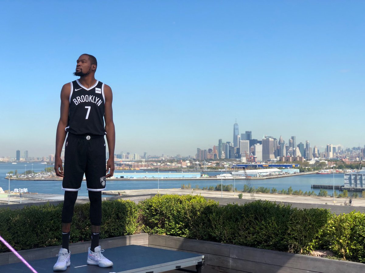 NetsDaily's tweet photo. KD in front of city he owns. https://t.co/VQHVfTQS0k