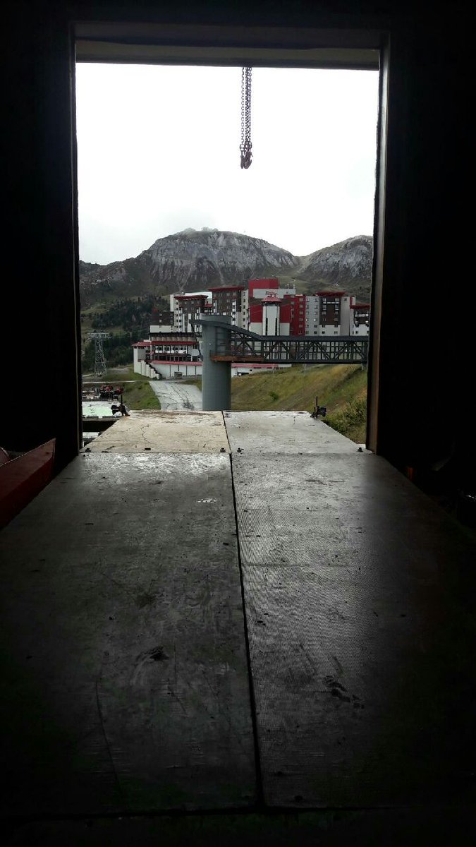 SEFOREST's tweet photo. Chantier réalisé en montagne (Plagne 2000) pour notre client @IdexEffEnerg
Chaudière 2T evacuée par le balcon, fabrication d’un platelage et étayage de la structure pour assurer la manutention.
Opération inverse pour réintégrer la chaudière neuve #seforest #manutention #annecy https://t.co/epnUvvaLcv