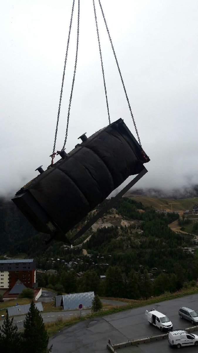 SEFOREST's tweet photo. Chantier réalisé en montagne (Plagne 2000) pour notre client @IdexEffEnerg
Chaudière 2T evacuée par le balcon, fabrication d’un platelage et étayage de la structure pour assurer la manutention.
Opération inverse pour réintégrer la chaudière neuve #seforest #manutention #annecy https://t.co/epnUvvaLcv