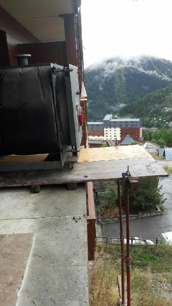 SEFOREST's tweet photo. Chantier réalisé en montagne (Plagne 2000) pour notre client @IdexEffEnerg
Chaudière 2T evacuée par le balcon, fabrication d’un platelage et étayage de la structure pour assurer la manutention.
Opération inverse pour réintégrer la chaudière neuve #seforest #manutention #annecy https://t.co/epnUvvaLcv