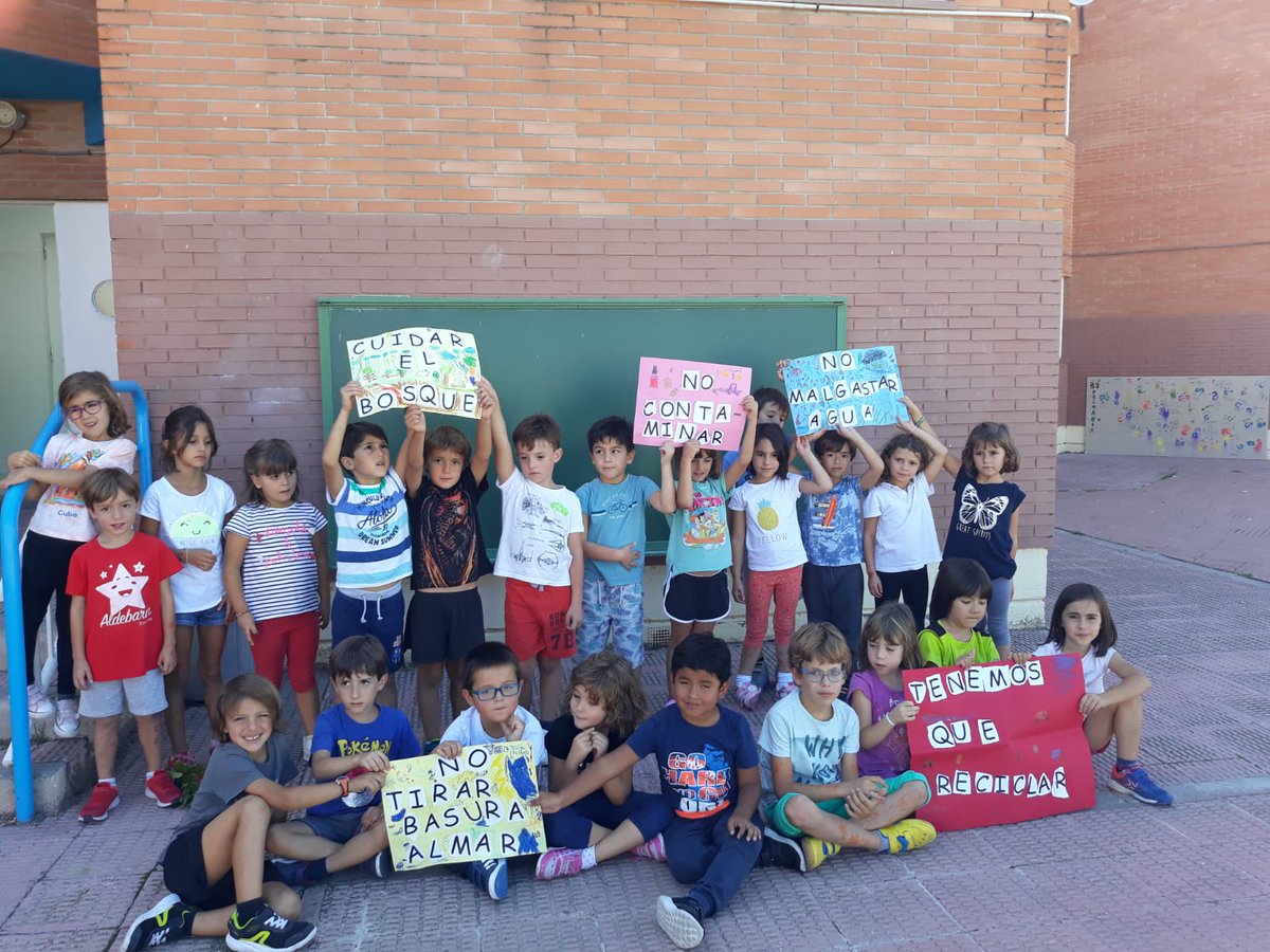 Cole_Aldebaran's tweet photo. Durante toda la #SemanaPorElClima hemos reflexionado y nos ponemos en acción. Somos importantes y nuestro planeta nos necesita. Hoy nos manifestamos. #teachersforfuture https://t.co/5imQ4WKGAA