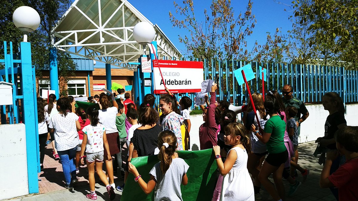 Cole_Aldebaran's tweet photo. Durante toda la #SemanaPorElClima hemos reflexionado y nos ponemos en acción. Somos importantes y nuestro planeta nos necesita. Hoy nos manifestamos. #teachersforfuture https://t.co/5imQ4WKGAA