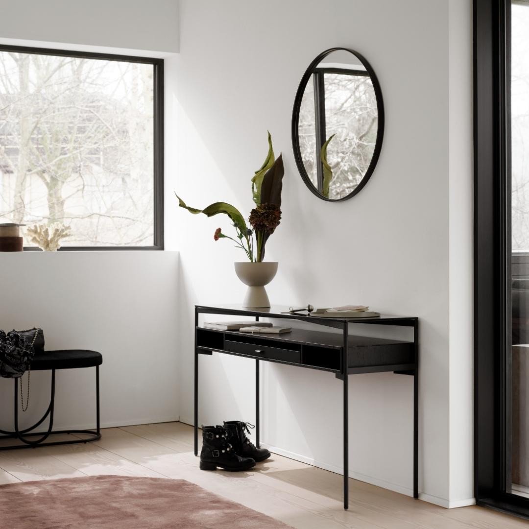 A modern entrance with the Los Angeles storage console table designed by Morten Georgsen.
fal.cn/34ber

#WeLoveNew #NewCollcetion #Collection2020 #DanishDesign #LosAngelesDesign #HallwayDecor #BoConcept #BoConceptIreland