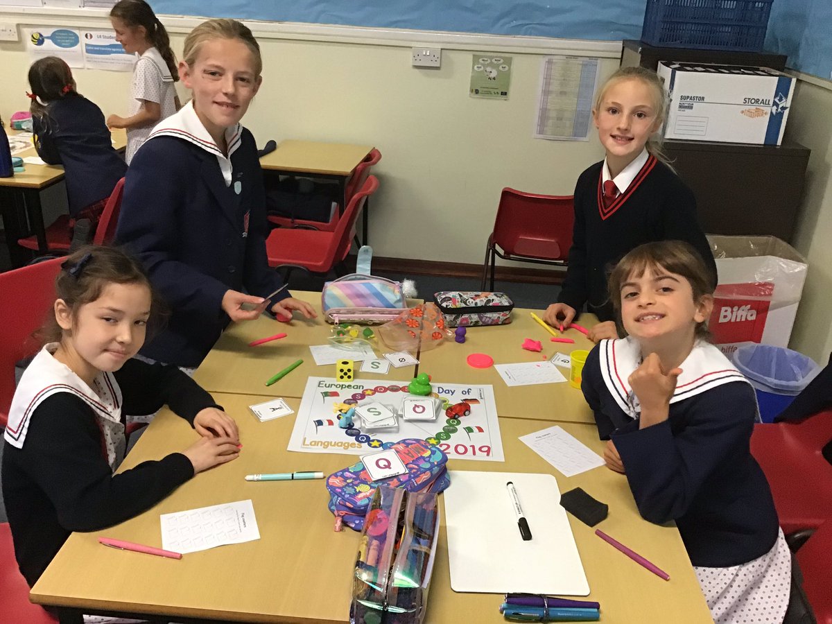 THSch_MFL's tweet photo. Celebrating the European Day of Languages again playing a board game with year 5. 😁🎲🇪🇺🇫🇷🇬🇧🇪🇸🇧🇪🇮🇹 https://t.co/6aoLPHt77s