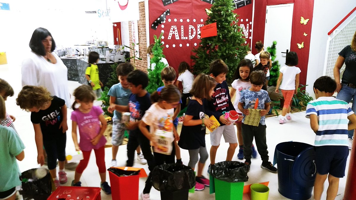 Cole_Aldebaran's tweet photo. Primero de primaria recoge basuraleza y la clasifica. Reducir, reciclar, reutilizar https://t.co/JsW9JqjXsk