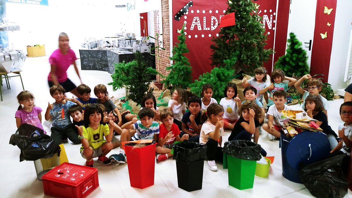 Cole_Aldebaran's tweet photo. Primero de primaria recoge basuraleza y la clasifica. Reducir, reciclar, reutilizar https://t.co/JsW9JqjXsk