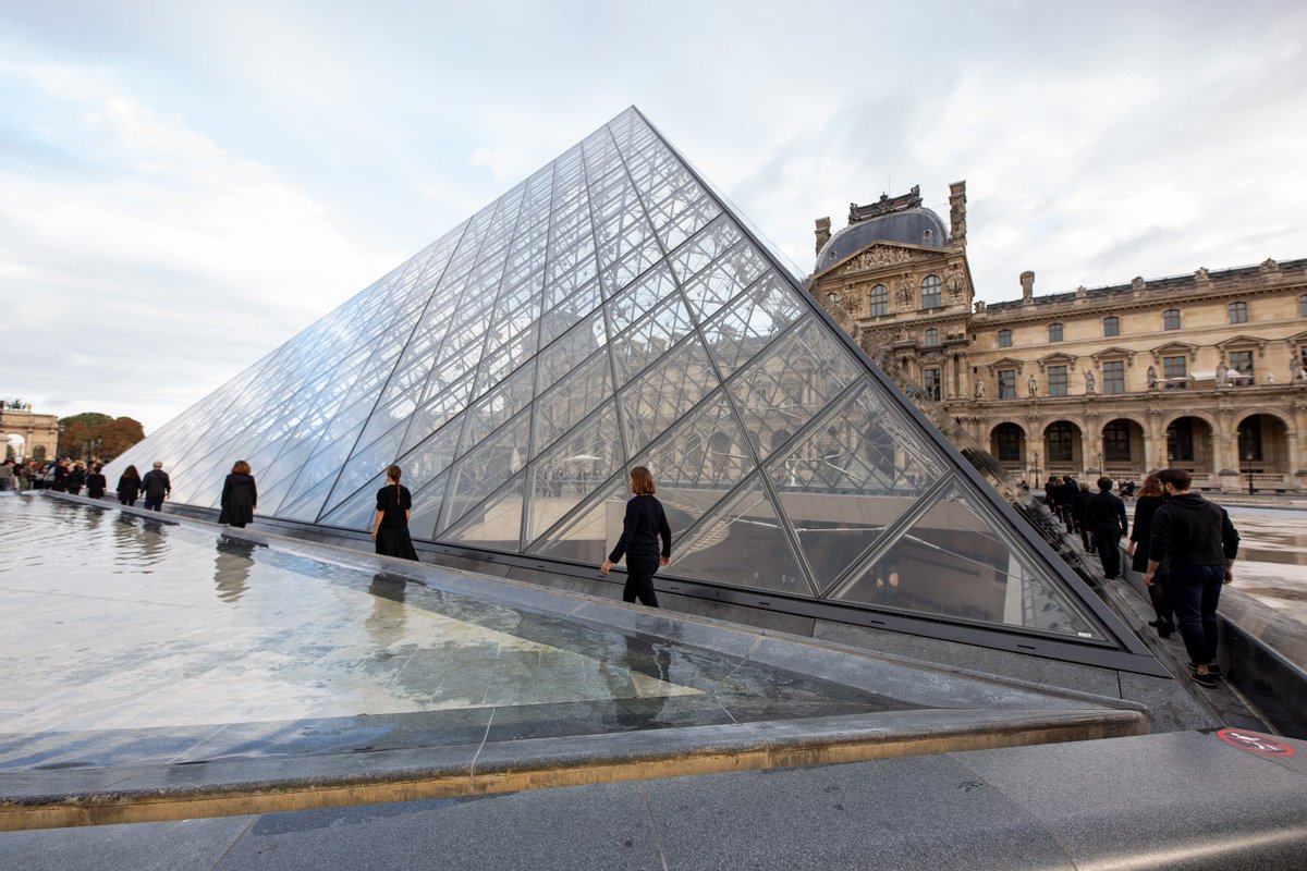Liberons_Louvre's tweet photo. We did an action for #ClimateStrike showing the dirty hands of museum @MuseeLouvre still partnered with oil and gas giant @Total! The handprints on the Pyramid can be cleaned easily, whereas the environmental footprint left by Total will never go away https://t.co/LkiuWcYdgd https://t.co/wY6ahaDahT