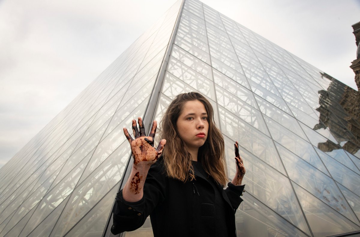 Liberons_Louvre's tweet photo. We did an action for #ClimateStrike showing the dirty hands of museum @MuseeLouvre still partnered with oil and gas giant @Total! The handprints on the Pyramid can be cleaned easily, whereas the environmental footprint left by Total will never go away https://t.co/LkiuWcYdgd https://t.co/wY6ahaDahT