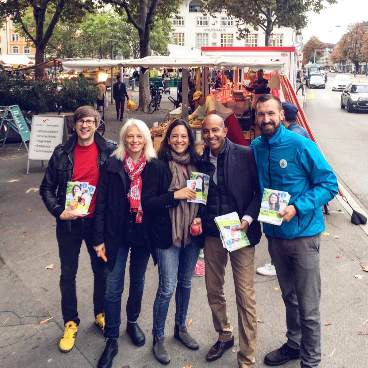 pirminmeyer's tweet photo. GLP-Gang on tour - Die positiven Reaktionen auf dem Markt am Helvetiaplatz motivieren uns 🚀🗳🙏. Auffallend: Viele (Nicht-GLP-Wähler*innen) wollen @tiana_moser im Ständerat! #meyer2019 #wahlCH19 #unsereStänderätin #teamtiana #helvetiaruft https://t.co/07LWz80w5p