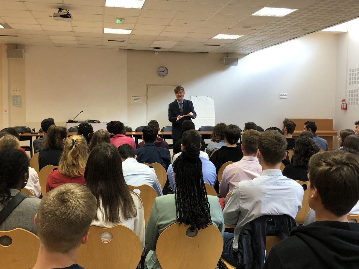CpgeLycee's tweet photo. Conférence de François Dubreu dans le cadre du partenariat Voltaire-@KedgeBS pour le Continuum. « Pourquoi une GE? Pourquoi un stage? Valoriser mes atouts » #continuum #ECE1 #ECT1 https://t.co/1qBKfaZvMr