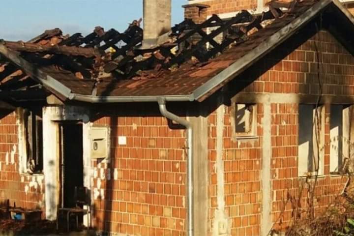 El domicilio de la familia serbia Konic en el municipio de Klina, ha sido incendiado esta noche por albaneses. Kosovo y Metojia, Europa. Año 2019.