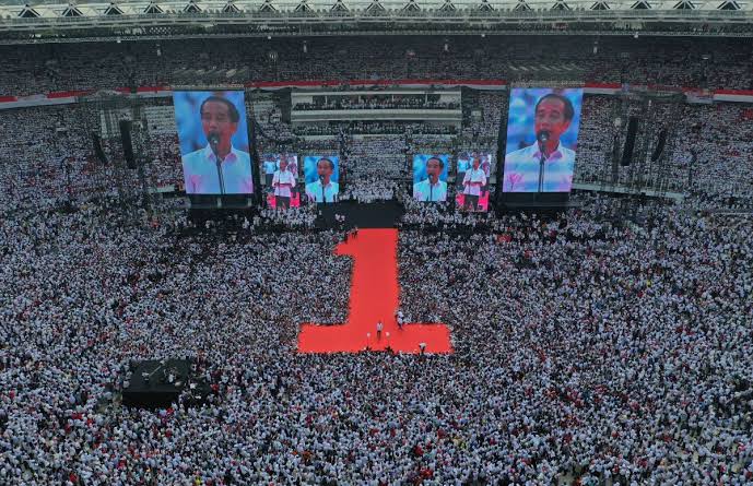 nksthi's tweet photo. Pak @jokowi, kayak gini loh maksudnya mahasiswa &amp; rakyat kepengin ketemu bapak itu. Di tempat terbuka, bisa disaksikan khalayak ramai.

Nanti, setelah bapak mengabulkan semua tuntutan, bapak bisa selebrasi lagi kayak di foto ke dua. Pasti keren. 🔥

Demi SATU Indonesia, Pak ~ 🇮🇩 https://t.co/zSk2JRYFBW