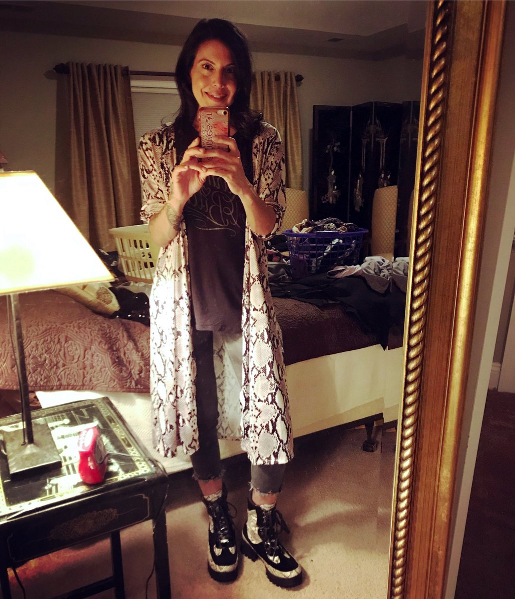 Femmebotina's tweet photo. Feeling cute, maybe I’ll do the 200 loads of laundry behind me 😂 #laundry #feelingcute #ootd #selfie #procrastinating #tomanyloadsoflaundry #funny #snakeskinprint https://t.co/OcZ8CYROoL