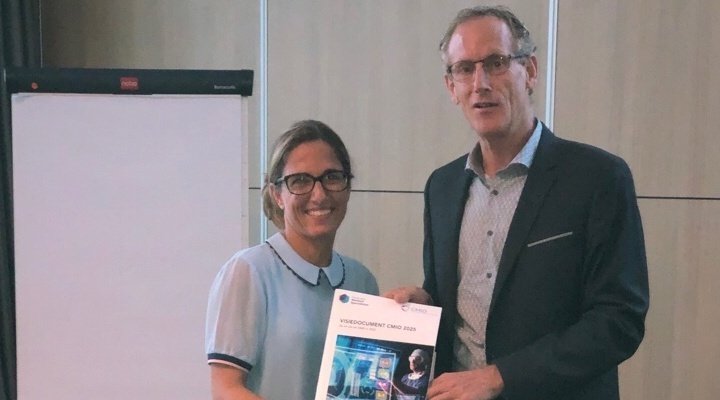 de_specialisten's tweet photo. Iris Verberk, internist-nefroloog en voorzitter van Landelijk CMIO netwerk en Federatievoorzitter Marcel Daniëls @ presentatie visiedocument CMIO 2025. Bundeling van krachten op o.a. verbetering #gegevensuitwisseling #laatdoktersdokteren #whatthefax https://t.co/Dg7oWdNi2i https://t.co/8JXu2sw002