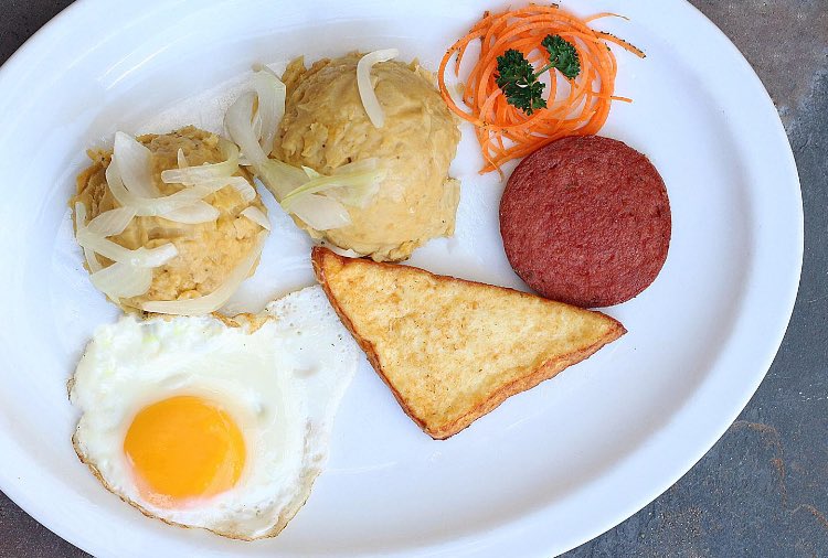 squareonecafe's tweet photo. El más aclamado 😎 Nuestro tres golpes para tu desayuno de hoy. --- #desayuno #breakfast #tresgolpes #mangu #salmi #squareonecafe #s1lovers #foodporn #santiago #cibao #republicadominicana #rd https://t.co/EXcMAcYH5r