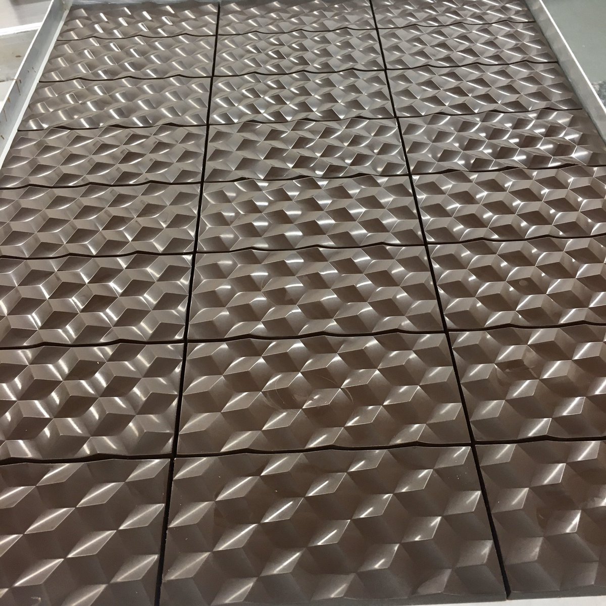 PureCocoaChocs's tweet image. Rows and rows of perfectly tempered dark chocolate bars! 🍫
#chocolatebars #chocolatier #tempering