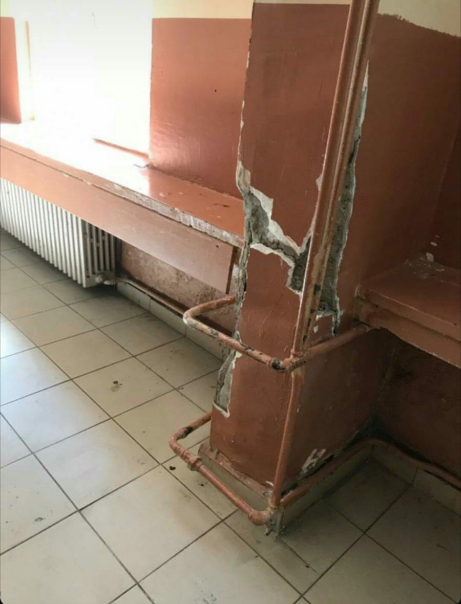 zfrgny's tweet photo. Saygıdeğer devlet büyüklerimiz, çocuklarımızı bu durumdaki bir okula göndermeye kimin vicdanı elverir? @tcbestepe @Istanbul_ILMEM @TC_istanbul @AFADBaskanlik @IstanbulAFAD @istanbulbld #vefapoyrazanadolulisesi #vefapoyraz #deprem https://t.co/MLNGqGmajE