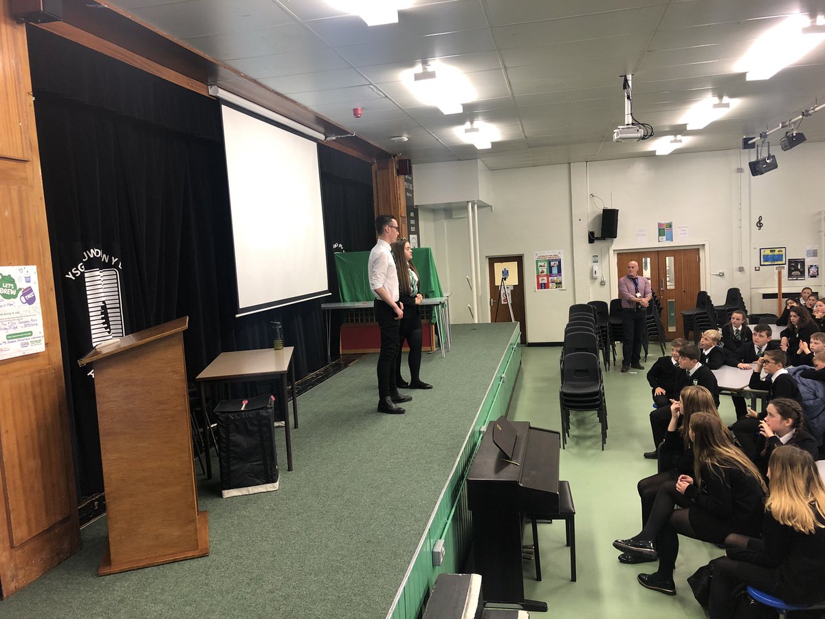 PYDStudentvoice's tweet photo. The @1Penydre Student Parliament would like to say a huge thank you to our brilliant MP Mr Gerald Jones who visited the #PYDElectionDay this morning and engaged with over 400 students! @GeraldJonesLAB #WelshPolitics #Yourschoolyoursay #StudentVoice https://t.co/DZQ4l7ThNp