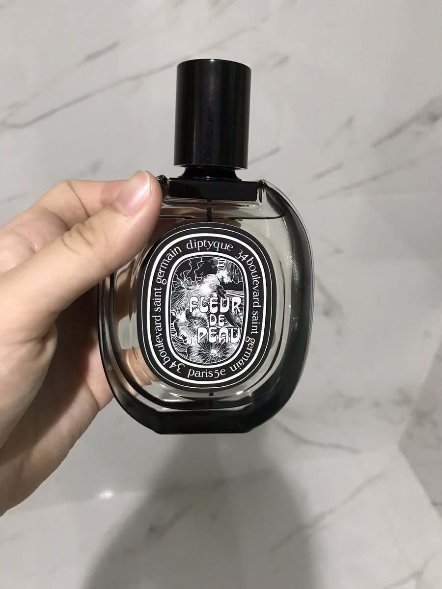 tuesdayswithch's tweet photo. diptyque - fleur de peau ที่มินฮยอนกับน้องหวีใช้ ตัวนี้เป็น edp กลิ่นทนมาก ต้องระวัง หนักมือไปคือฉุนจนเวียนหัว เป็นกลิ่นที่ไม่เคยได้กลิ่นจากไหนอะ มันดูแป้งๆครีมๆ บอกไม่ถูก ดูสะอาดและดูสาบๆไปพร้อมๆกัน กลิ่นอุ่นๆหน่อย แต่ฉีดแล้วโดนทักว่าหอม #ไว้รีวิวห้ามขายของของโว้ยย #รีวิวน้ำหอม https://t.co/TKOSjI3Owp