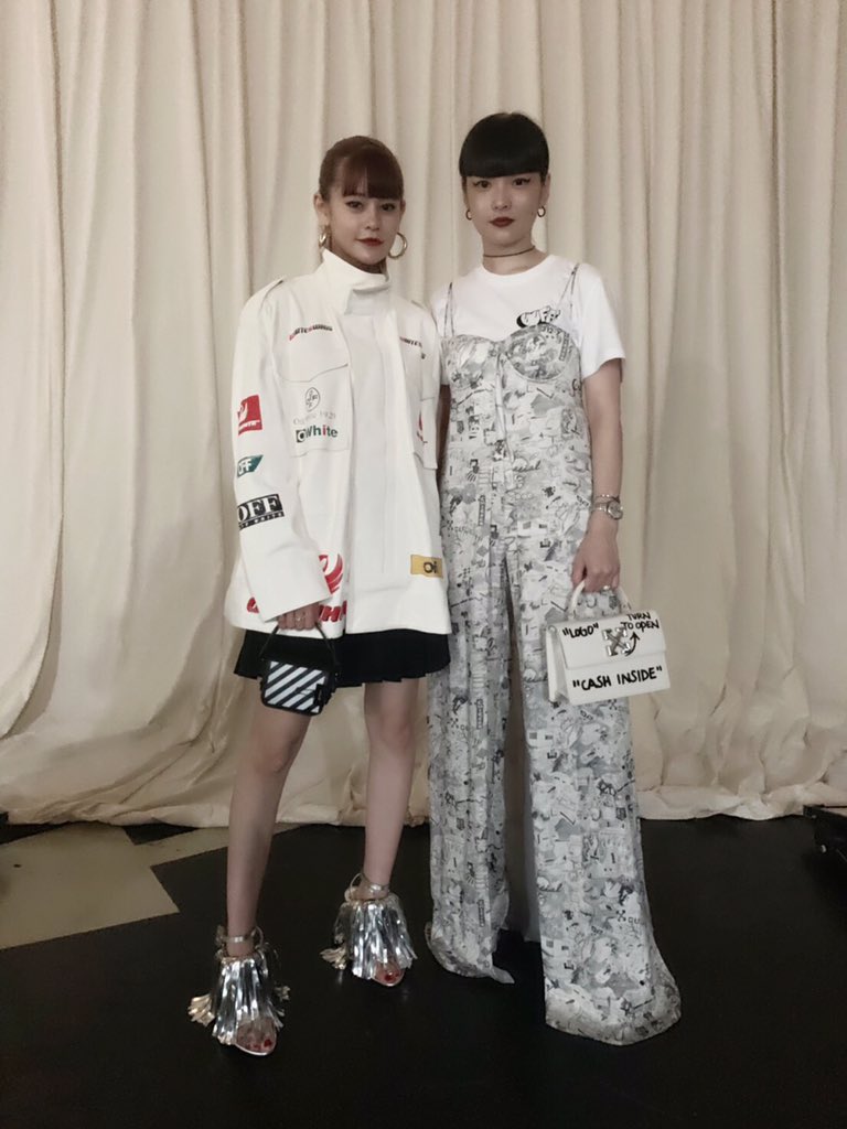 Wwdjapan در توییتر パリコレ取材 オフ ホワイト C O ヴァージル アブロー のバックステージに潜入したら 2人並んで ヘアメイクを受けているハディッド姉妹に遭遇 めっちゃ透明感ありました T Co Dfihfatxk4 Offwhite Bellahadid Gigihadid Pfw