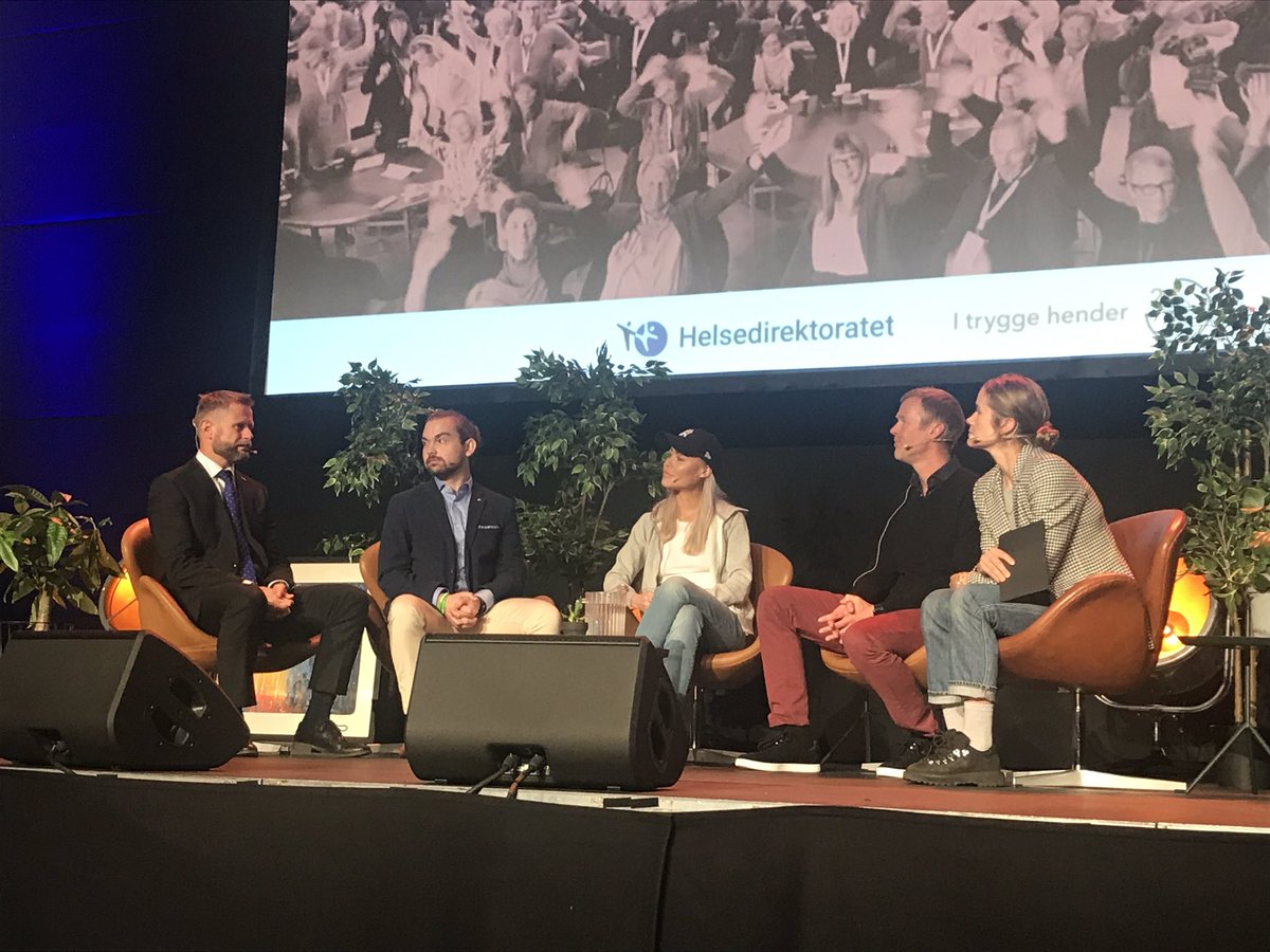 SolrunElvik's tweet photo. Helseministeren får hjelp av fredagsrådet på #pasientsikkerhetskonferansen om å nå målet om pasientens helsetjeneste #itryggehender https://t.co/rrrxCCZlYt