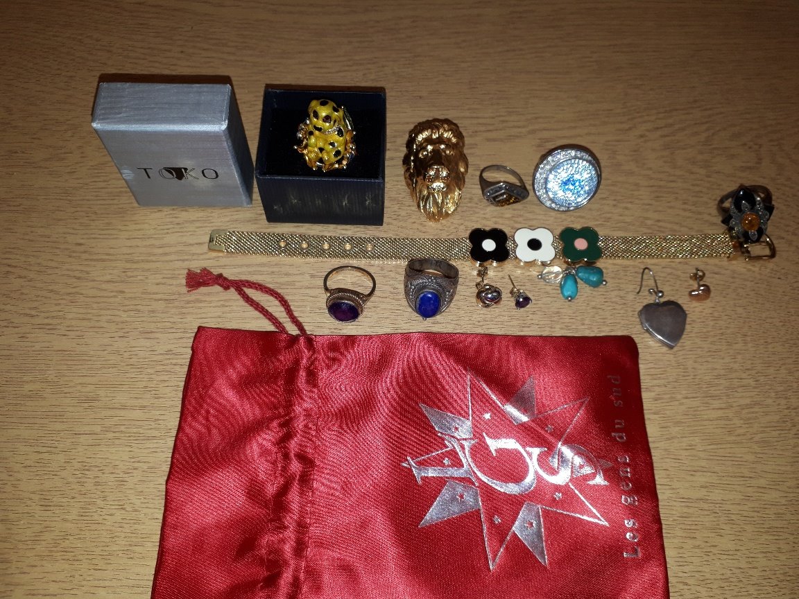 PoliceStow's tweet photo. #StowSNT carried out a #warrant today in #stowmarket We would like to identify some jewellery.
If you can help, please contact Sergeant Dolan at Stowmarket SNT on 01473 613888 ext 3398 or email Stowmarket.snt@suffolk.pnn.police.uk #1443 https://t.co/WTivl0ubh0