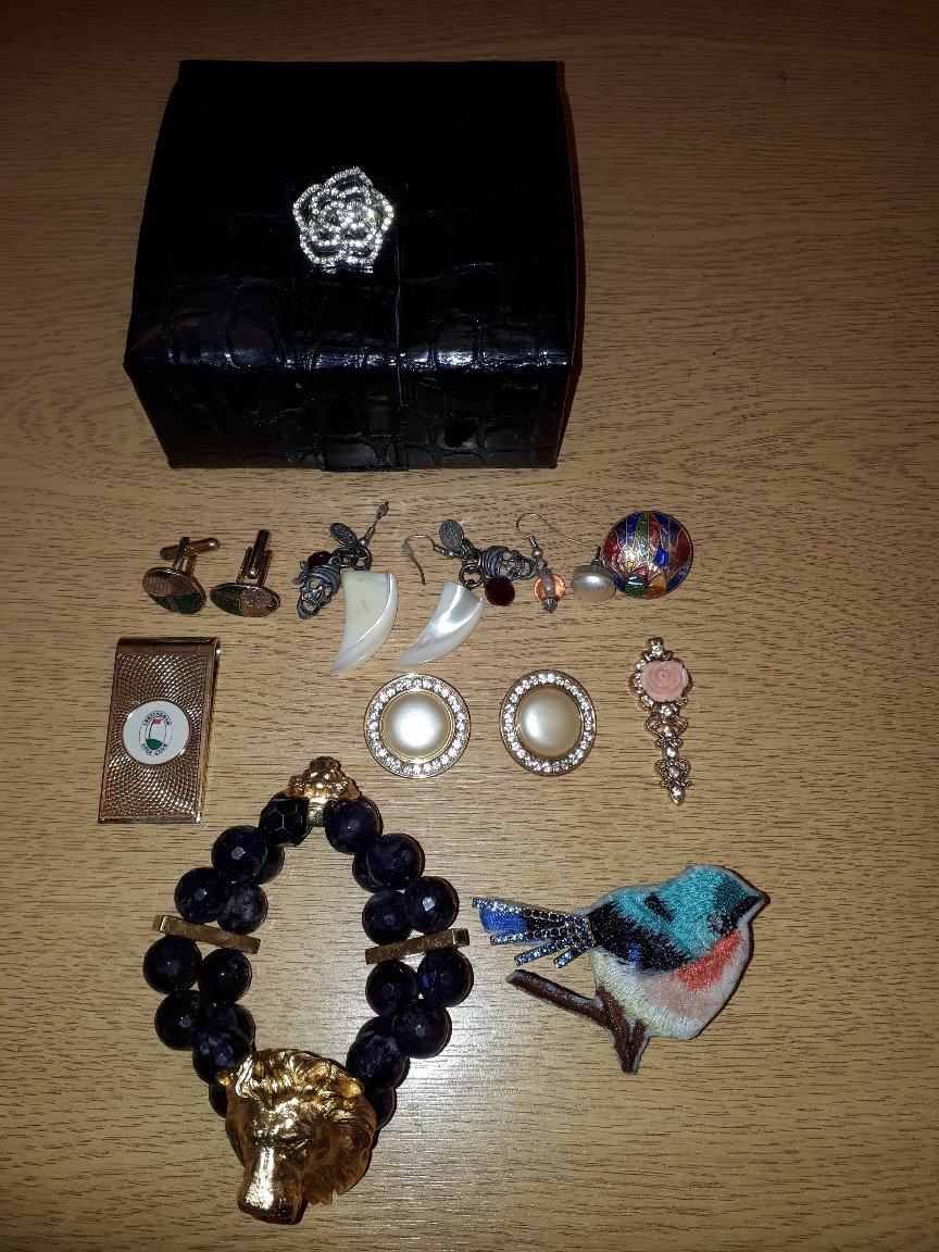 PoliceStow's tweet photo. #StowSNT carried out a #warrant today in #stowmarket We would like to identify some jewellery.
If you can help, please contact Sergeant Dolan at Stowmarket SNT on 01473 613888 ext 3398 or email Stowmarket.snt@suffolk.pnn.police.uk #1443 https://t.co/WTivl0ubh0