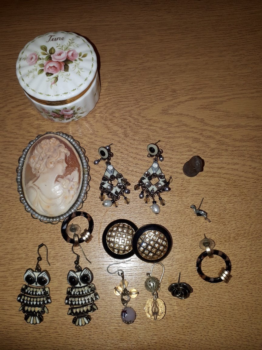 PoliceStow's tweet photo. #StowSNT carried out a #warrant today in #stowmarket We would like to identify some jewellery.
If you can help, please contact Sergeant Dolan at Stowmarket SNT on 01473 613888 ext 3398 or email Stowmarket.snt@suffolk.pnn.police.uk #1443 https://t.co/WTivl0ubh0