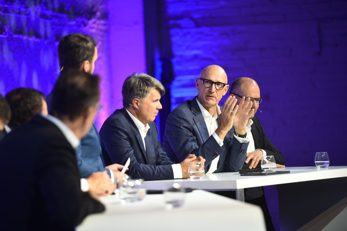 Konkret_HVB's tweet photo. Handelsblatt
@handelsblatt
"Wir müssen aufhören, uns den Schwarzen Peter zuzuschieben", mahnt
@deutschetelekom
-Chef Timotheus Höttges bei der Diskussion um den #5G-Ausbau. #5Germany
https://t.co/w8DHERA8UE https://t.co/w8DHERA8UE